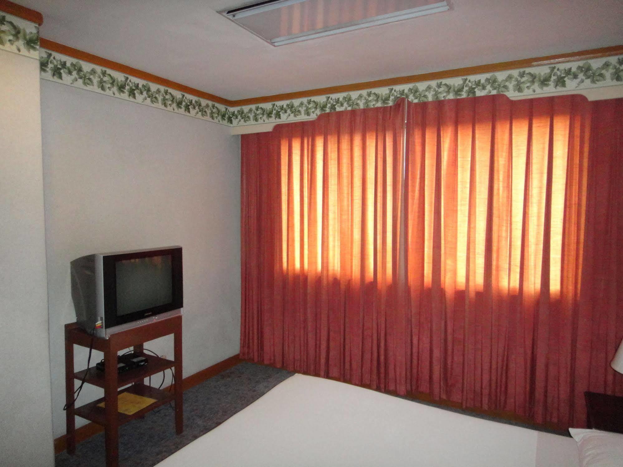 Holiday Plaza Hotel Cebu Exterior foto