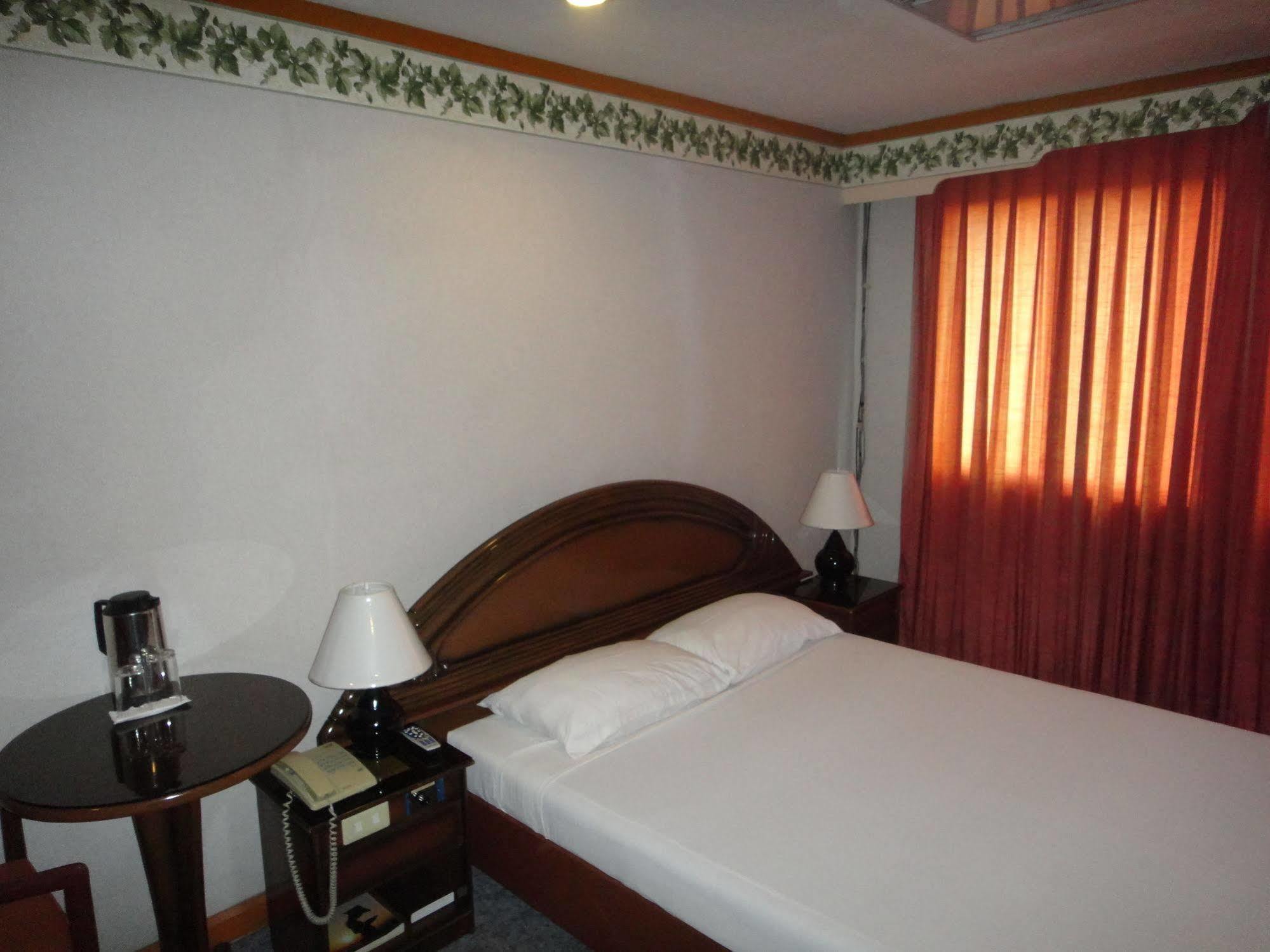 Holiday Plaza Hotel Cebu Exterior foto