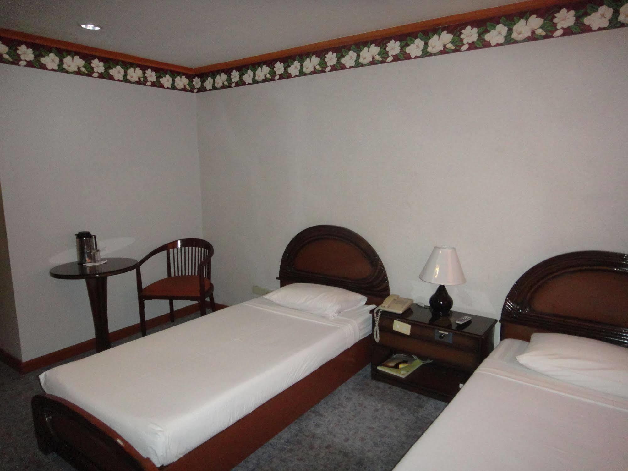 Holiday Plaza Hotel Cebu Exterior foto