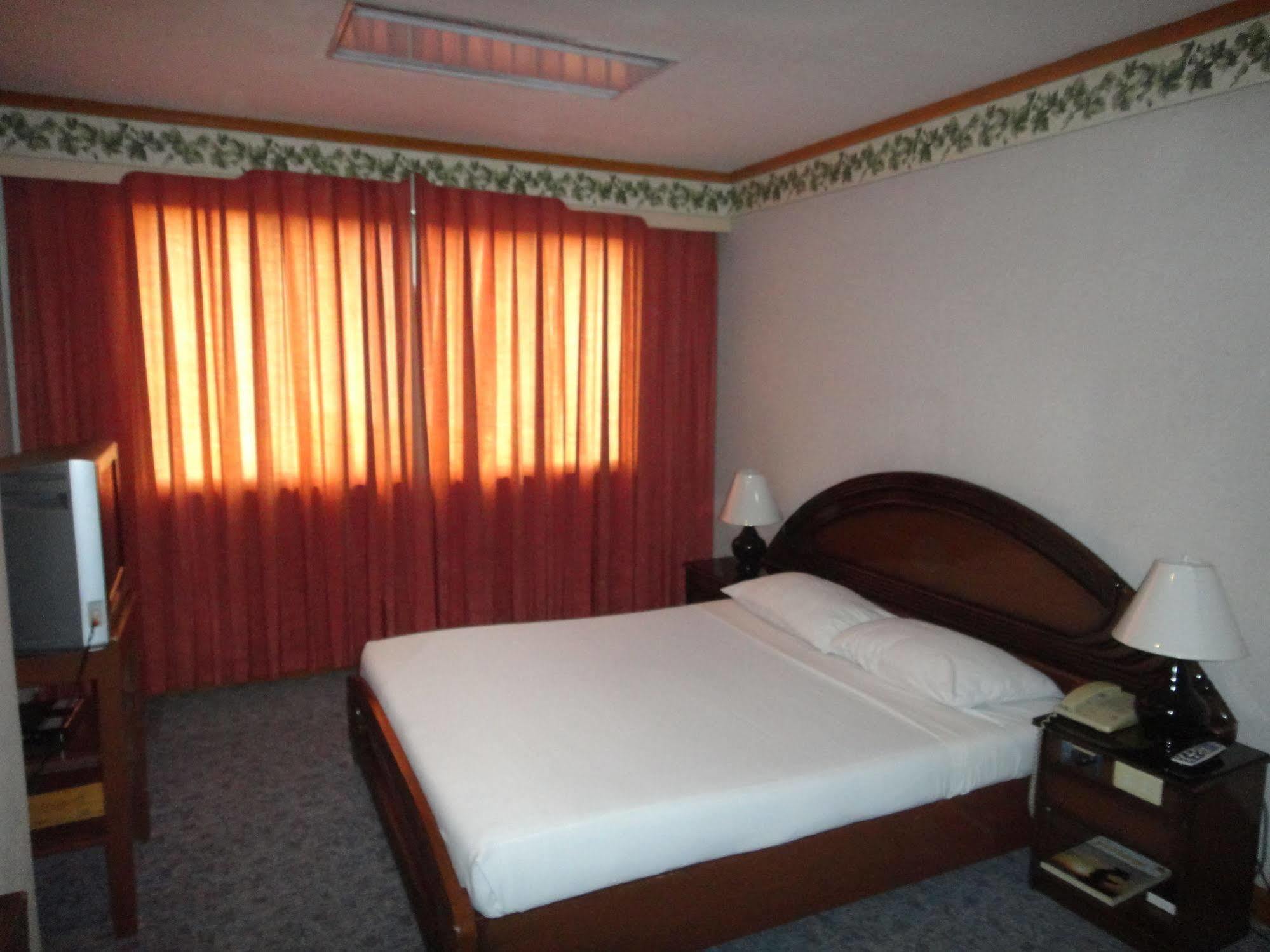 Holiday Plaza Hotel Cebu Exterior foto