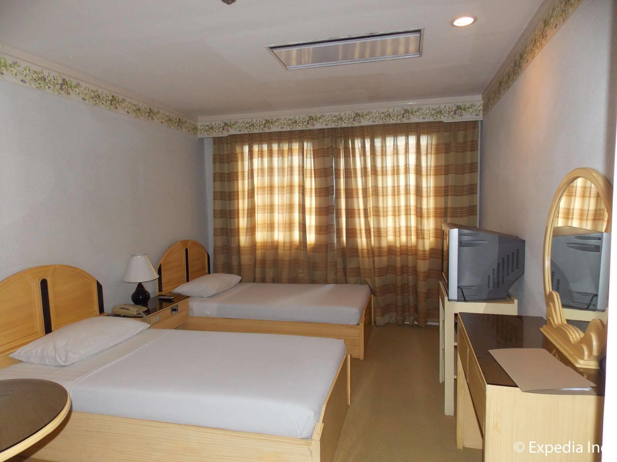 Holiday Plaza Hotel Cebu Exterior foto