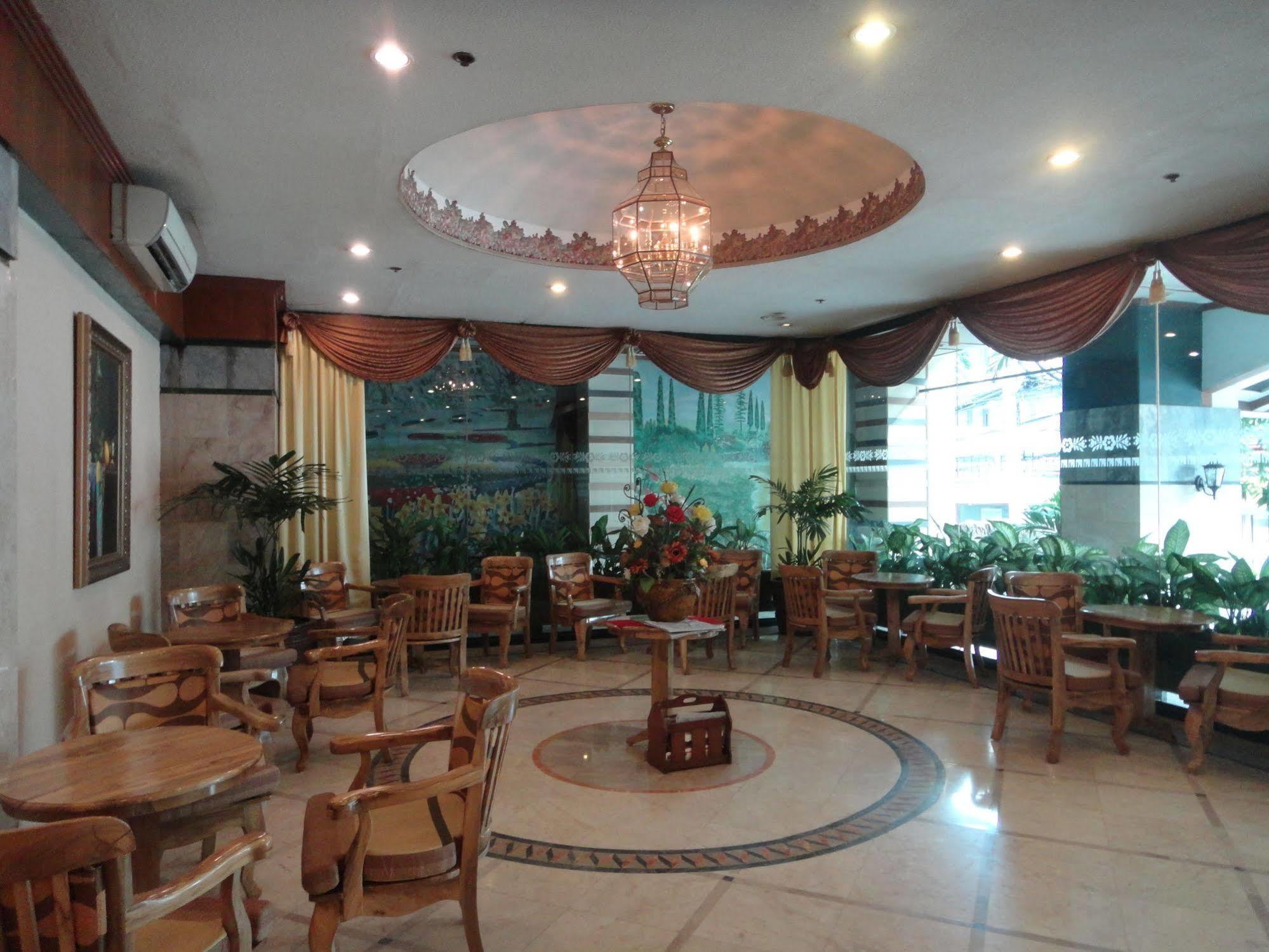 Holiday Plaza Hotel Cebu Exterior foto