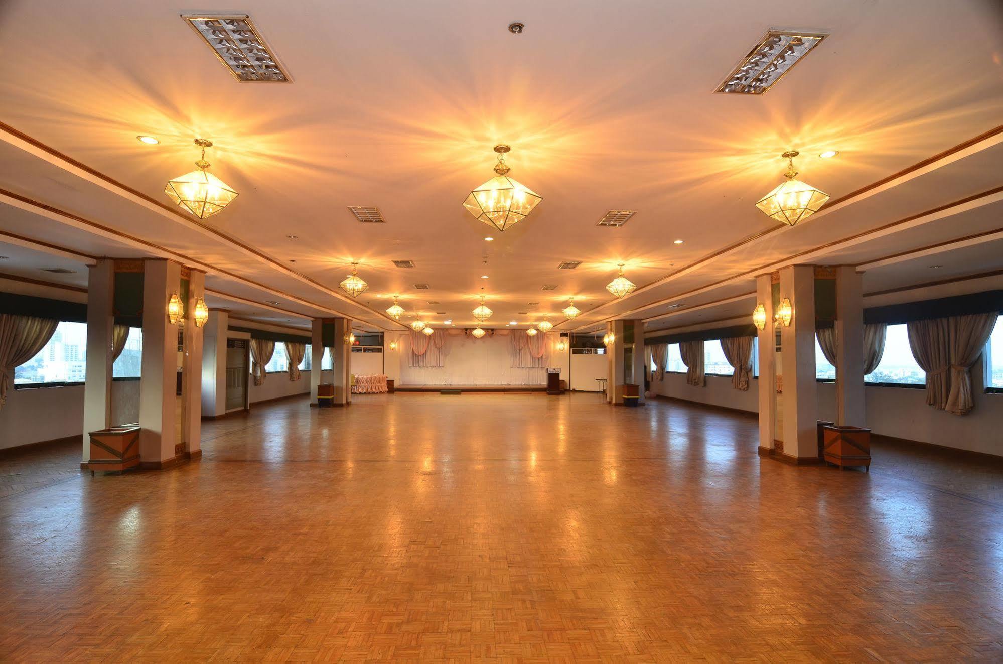 Holiday Plaza Hotel Cebu Exterior foto