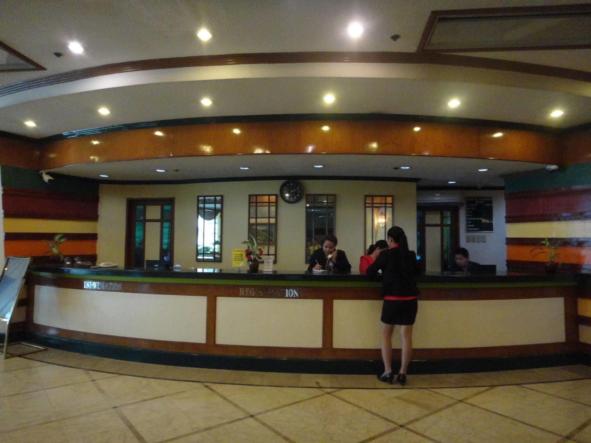 Holiday Plaza Hotel Cebu Exterior foto