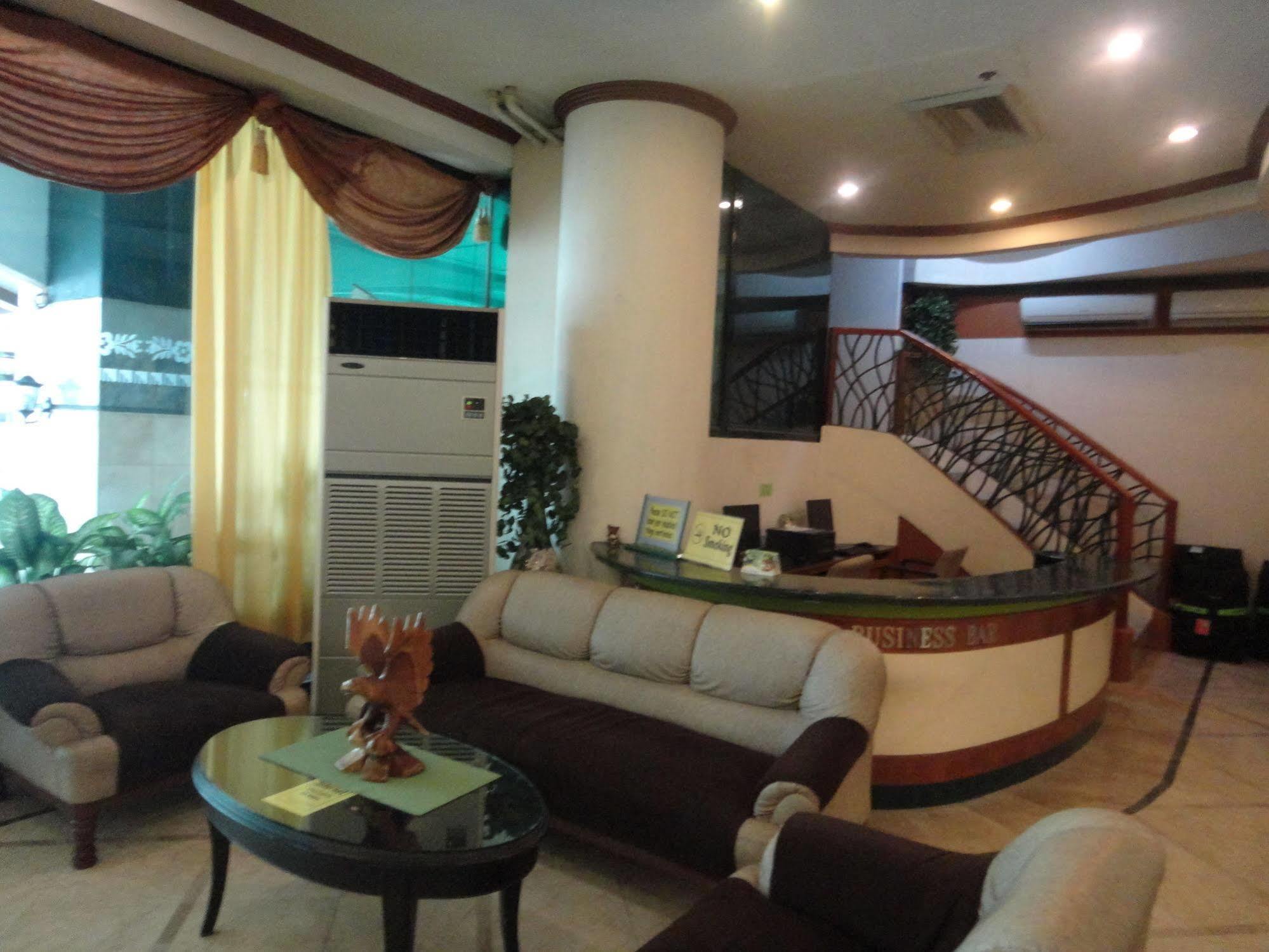 Holiday Plaza Hotel Cebu Exterior foto