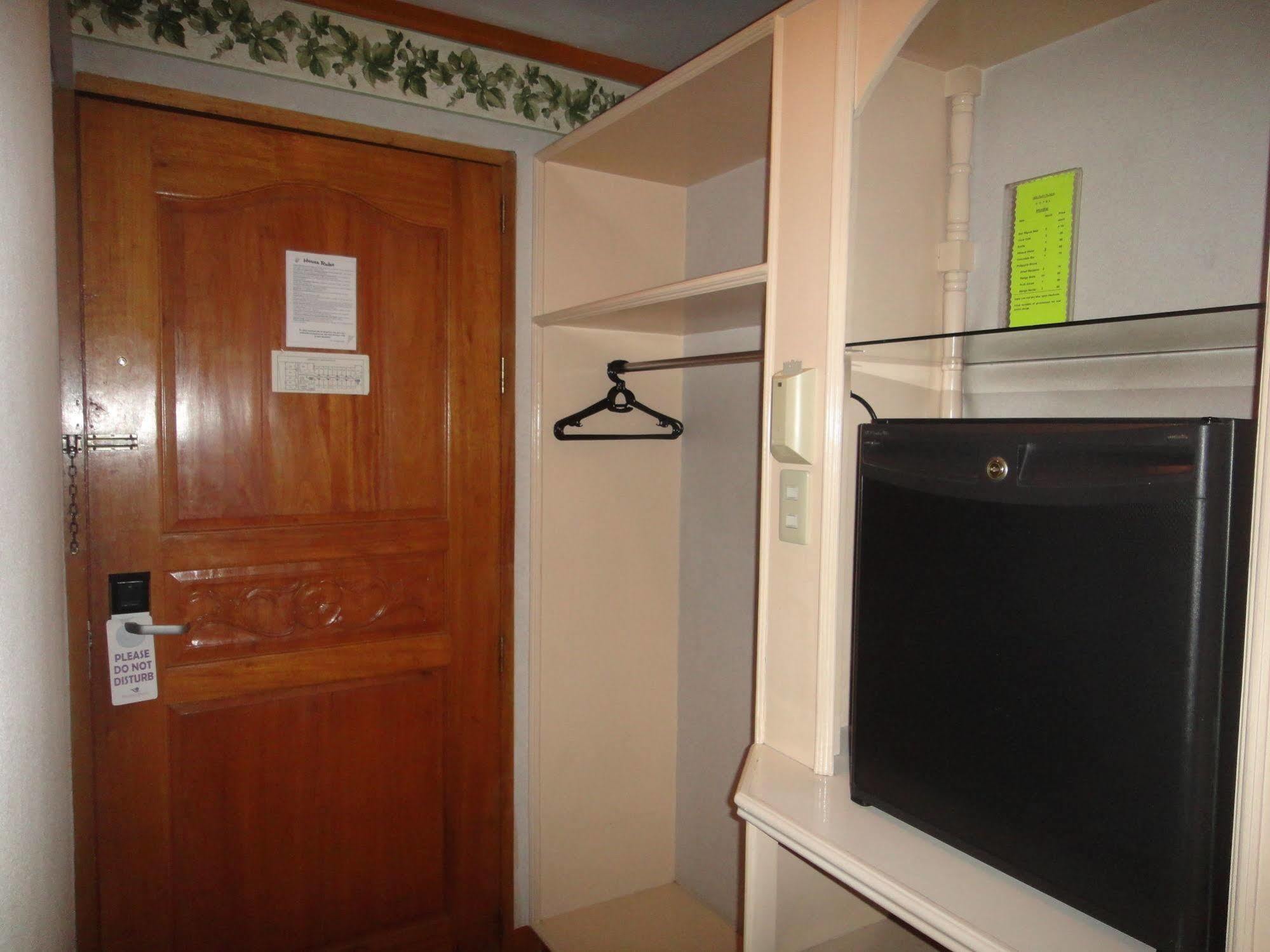 Holiday Plaza Hotel Cebu Exterior foto