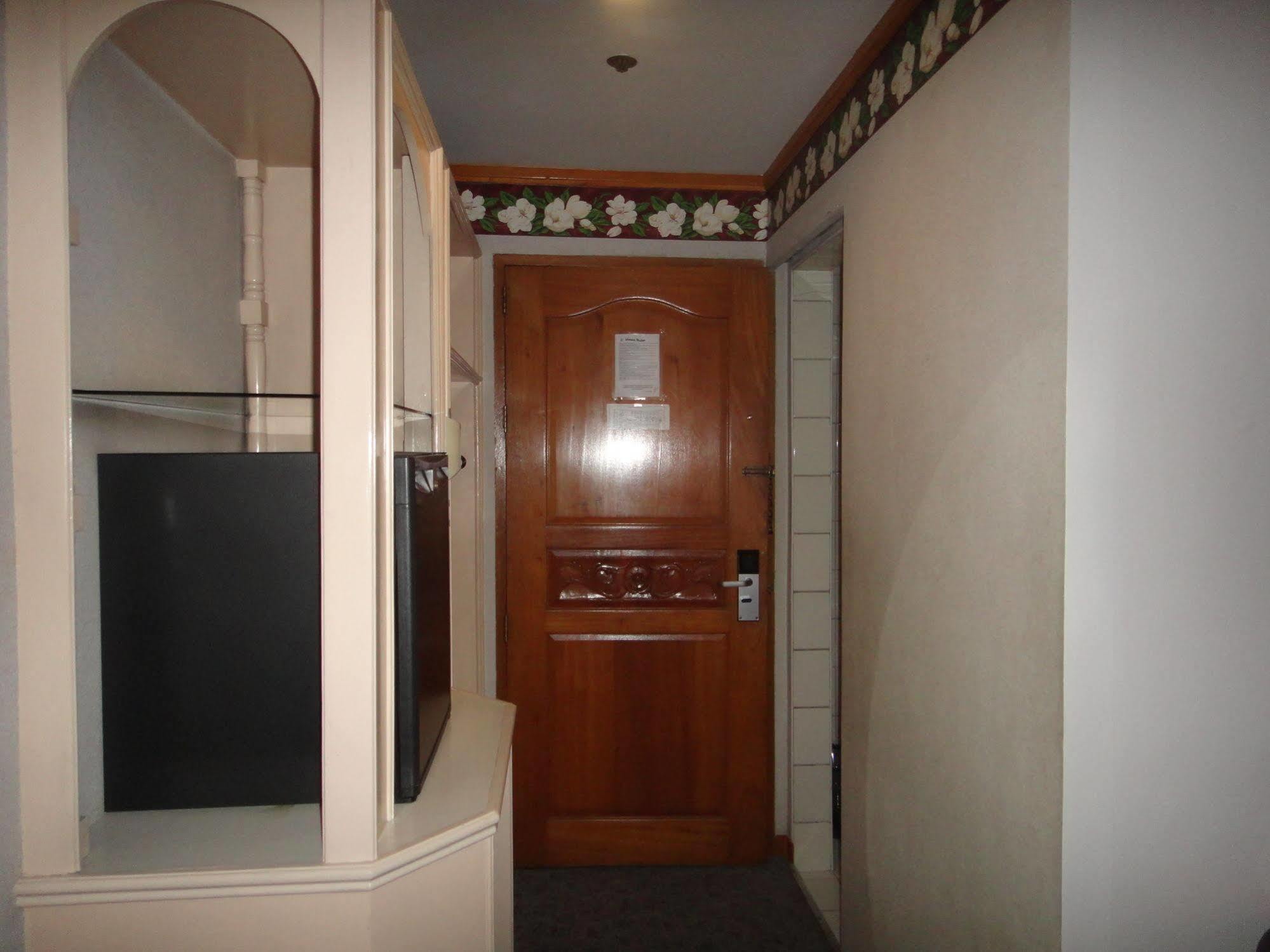 Holiday Plaza Hotel Cebu Exterior foto