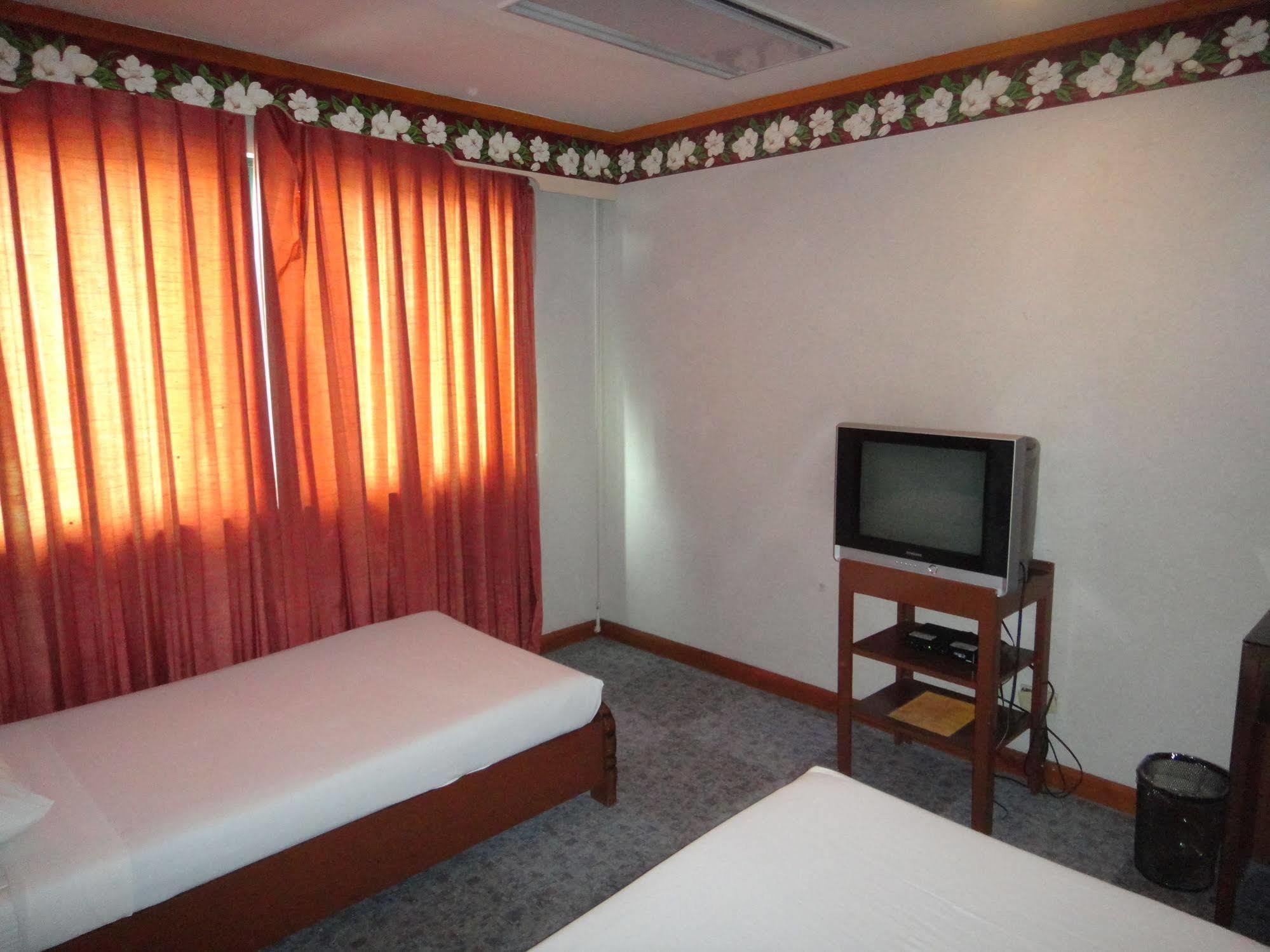 Holiday Plaza Hotel Cebu Exterior foto