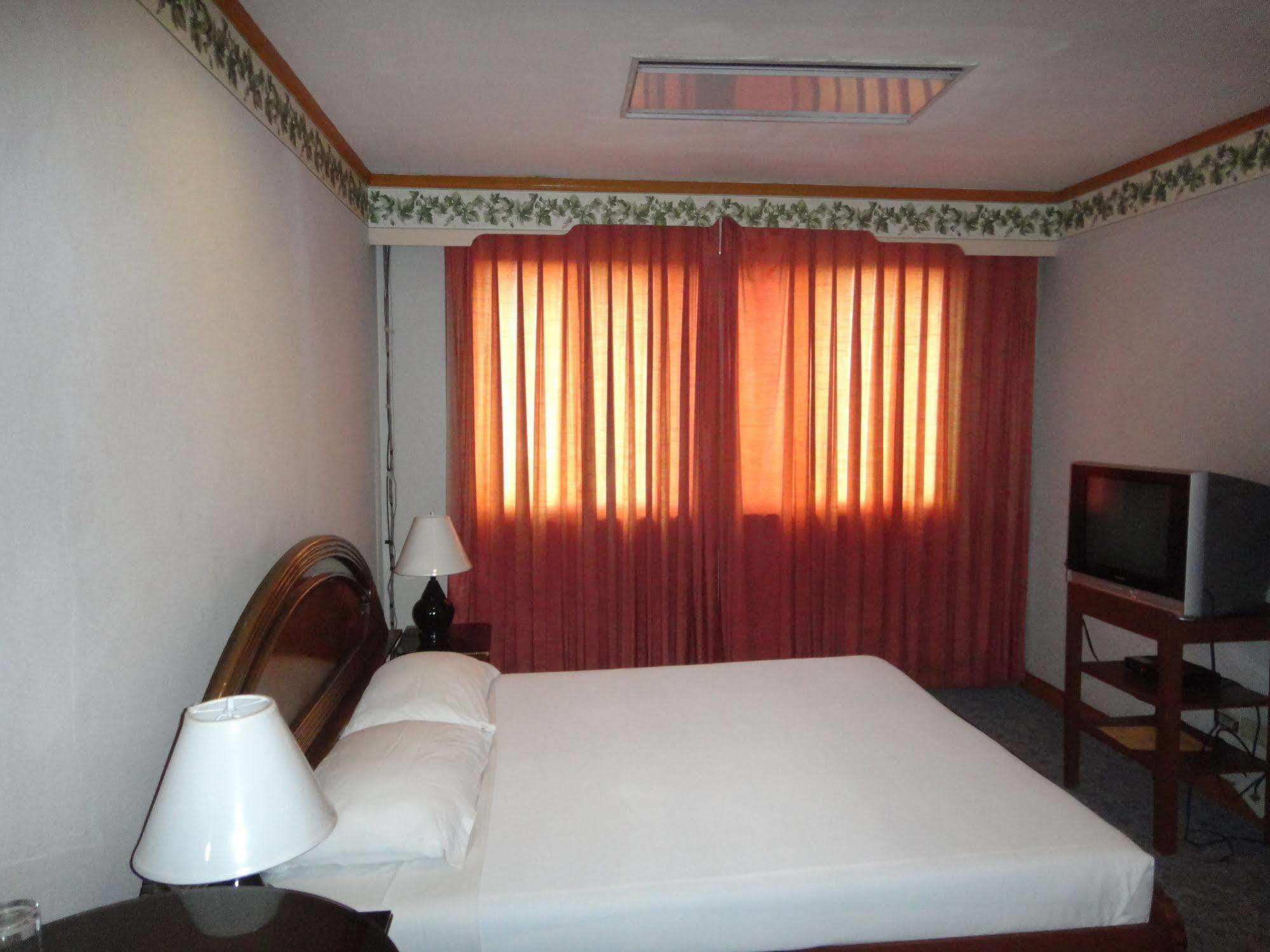 Holiday Plaza Hotel Cebu Exterior foto